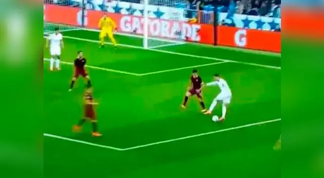 Cristiano Ronaldo intenta una rabona luego de enganchar a Perotti. Cristiano Ronaldo intenta una rabona luego de enganchar a Perotti.