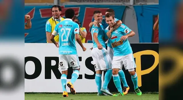 Gabriel Costa celebra su gol con Santiago Silva y Horacio Calcaterra.