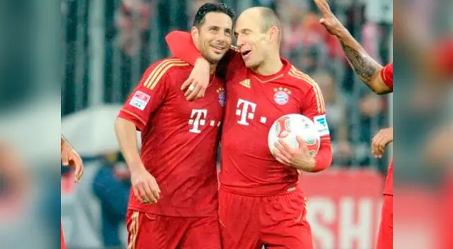 Claudio Pizarro y Arjen Robben celebran un gol en el Bayern Múnich en 2013. Claudio Pizarro y Arjen Robben celebran un gol en el Bayern Múnich en 2013.
