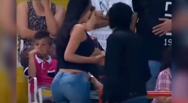 Bella joven paralizó al estadio Bella joven paralizó al estadio