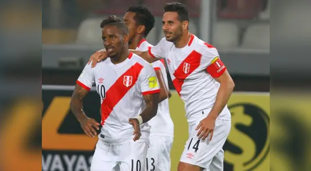 Jefferson Farfán, Claudio Pizarro y Renato Tapia celebran gol a Paraguay en Eliminatorias. Jefferson Farfán, Claudio Pizarro y Renato Tapia celebran gol a Paraguay en Eliminatorias.