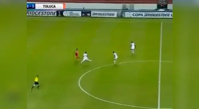 Christian Cueva envía el gran pase que Fernando Uribe luego convertiría en gol. Christian Cueva envía el gran pase que Fernando Uribe luego convertiría en gol.