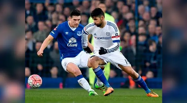Diego Costa disputa el balón con Gareth Barry. Diego Costa disputa el balón con Gareth Barry.