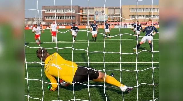 Edwin Van der Sar atajó un penal tras regresar al fútbol con 45 años de edad. Edwin Van der Sar atajó un penal tras regresar al fútbol con 45 años de edad.