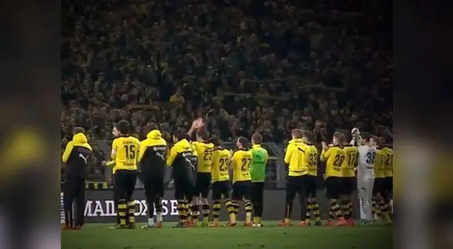 Bundesliga: fanático del Borussia Dortmund murió en pleno partido y la hinchada y los jugadores tuvieron emotiva reacción Bundesliga: fanático del Borussia Dortmund murió en pleno partido y la hinchada y los jugadores tuvieron emotiva reacción