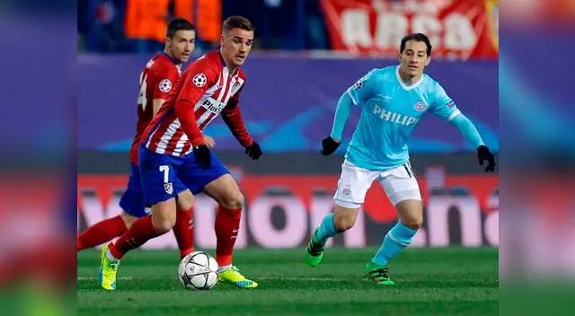 Atlético de Madrid vs. PSV: Antoine Griezmann conduce el balón ante la mirada de Andrés Guardado. Atlético de Madrid vs. PSV: Antoine Griezmann conduce el balón ante la mirada de Andrés Guardado.