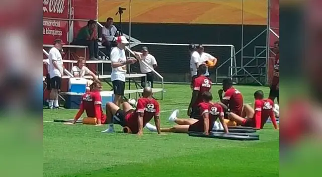 Sergio Santín dando indicaciones a los seleccionados 