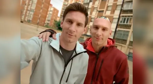 Lionel Messi posa junto a su doble robot. Lionel Messi posa junto a su doble robot.