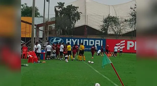 Raúl Ruidíaz anotó el único gol de la práctica de hoy. Raúl Ruidíaz anotó el único gol de la práctica de hoy.