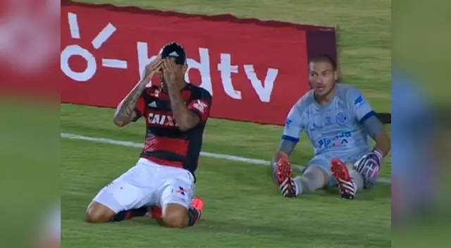 Paolo Guerrero se lamenta el gol perdido ante el Confiança. Paolo Guerrero se lamenta el gol perdido ante el Confiança.