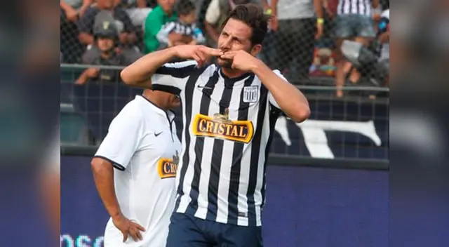 Claudio Pizarro celebra un gol en Matute en El Día del Hincha Blanquiazul. Claudio Pizarro celebra un gol en Matute en El Día del Hincha Blanquiazul.