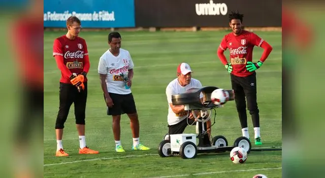 Penny, Honores y Gallese prueban la máquina lanza balones con Libman Penny, Honores y Gallese prueban la máquina lanza balones con Libman
