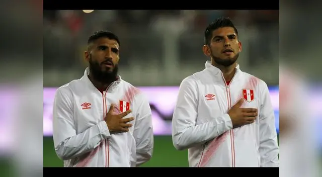Josepmir Ballón y Carlos Zambrano entonan el himno en el Estadio Nacional. Josepmir Ballón y Carlos Zambrano entonan el himno en el Estadio Nacional.