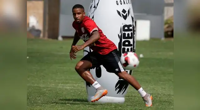 Jefferson Farfán durante la práctica de la Selección Peruana en la Videna.