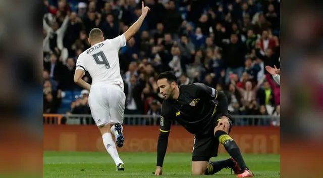 Karim Benzema celebra su gol ante la desazón de Adil Rami. Karim Benzema celebra su gol ante la desazón de Adil Rami.