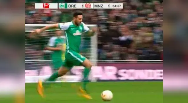 Claudio Pizarro dejó en ridículo a rival con 'huacha' que casi termina en go. Claudio Pizarro dejó en ridículo a rival con 'huacha' que casi termina en go.