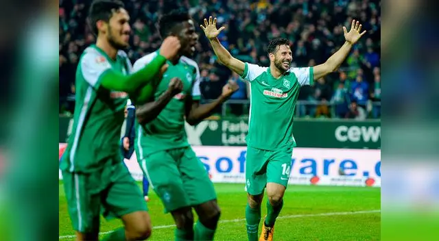 Claudio Pizarro y Papy Djilobodji celebra un triunfo del Werder Bremen en Alemania. Claudio Pizarro y Papy Djilobodji celebra un triunfo del Werder Bremen en Alemania.