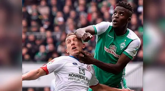 Papy Djilobodji disputa el balón con Pablo de Blasis. Papy Djilobodji disputa el balón con Pablo de Blasis.