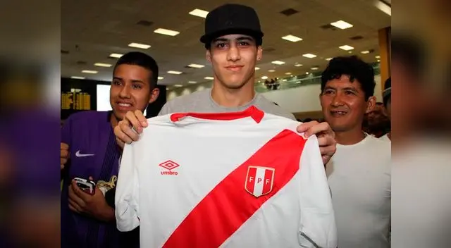 Beto da Silva posa con la camiseta de la Selección Peruana en el aeropuerto Jorge Chávez. Beto da Silva posa con la camiseta de la Selección Peruana en el aeropuerto Jorge Chávez.