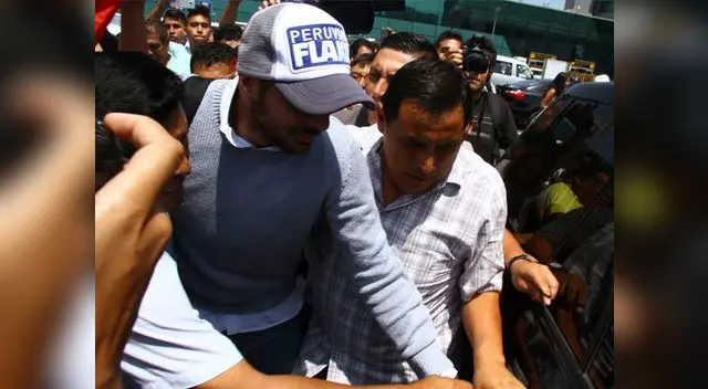 Jugador resguardado por su seguridad Jugador resguardado por su seguridad