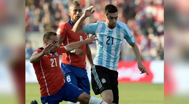 Javier Pastore enfrenta a Vidal y Díaz en la final Argentina vs. Chile de la Copa América 2015.