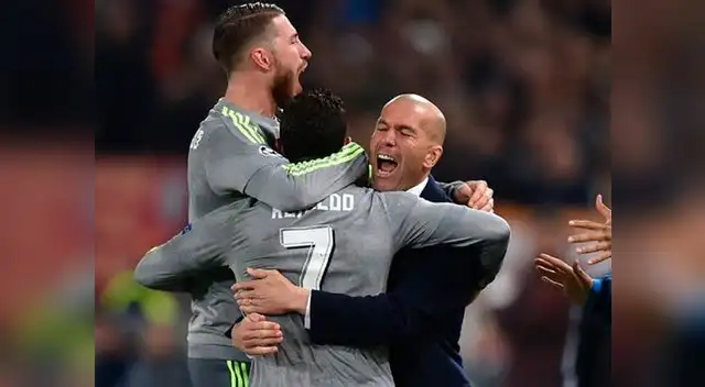 Zinedine Zidane abraza a Cristiano Ronaldo y Sergio Ramos durante el AS Roma vs. Real Madrid por Champions. Zinedine Zidane abraza a Cristiano Ronaldo y Sergio Ramos durante el AS Roma vs. Real Madrid por Champions.