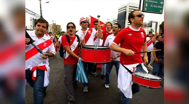 Hinchas acuden a ver a su selección en las Eliminatorias a Brasil 2014. Hinchas acuden a ver a su selección en las Eliminatorias a Brasil 2014.