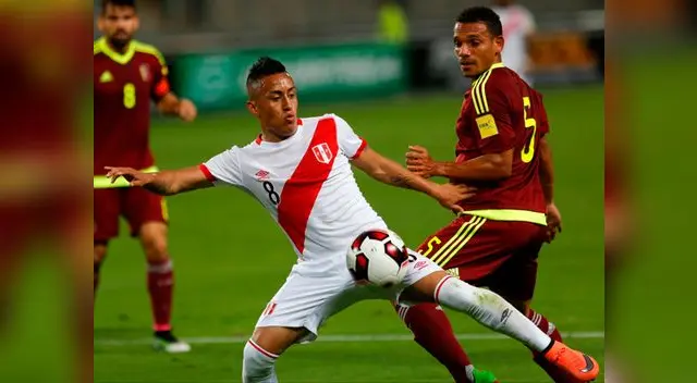Christian Cueva disputa el balón con Arquimedes Figuera en el Perú vs. Venezuela. Christian Cueva disputa el balón con Arquimedes Figuera en el Perú vs. Venezuela.