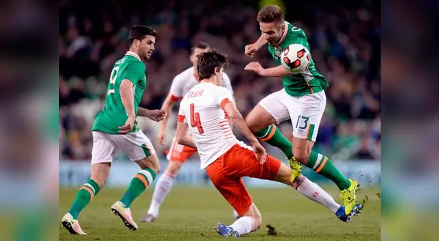 Kevin Doyle cae tras chocar ante Timm Klose en el Irlanda vs. Suiza. Kevin Doyle cae tras chocar ante Timm Klose en el Irlanda vs. Suiza.