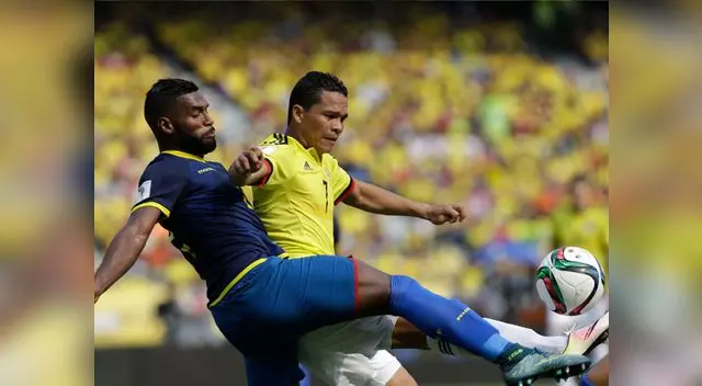 Colombia vs. Ecuador: Bacca intentando robar un balón Colombia vs. Ecuador: Bacca intentando robar un balón