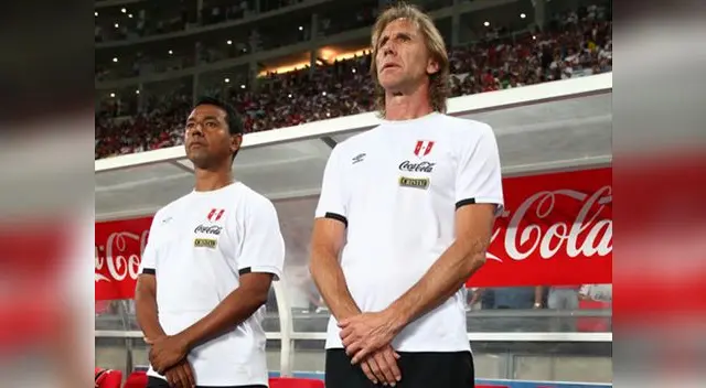 Ricardo Gareca entona el himno durante el Perú vs. Venezuela. Ricardo Gareca entona el himno durante el Perú vs. Venezuela.
