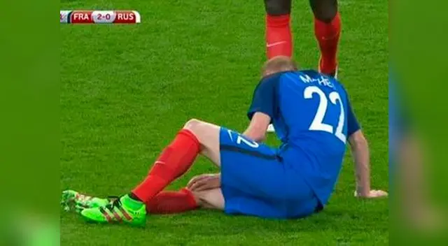 Jeremy Mathieu se retuerce de dolor tras lesionarse en el Francia vs. Rusia. Jeremy Mathieu se retuerce de dolor tras lesionarse en el Francia vs. Rusia.