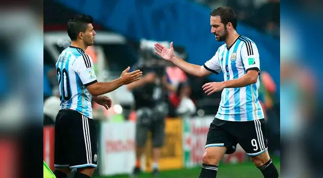 Gonzalo Higuaín le deja su lugar a Sergio Aguero en un amistoso de Argentina. Gonzalo Higuaín le deja su lugar a Sergio Aguero en un amistoso de Argentina.