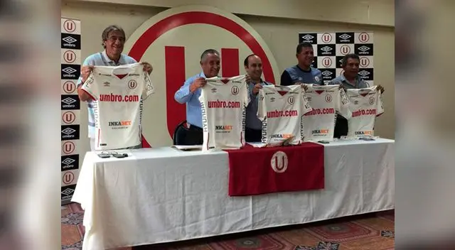 La dirigencia de Universitario y Umbro presentan la nueva 'mica' hasta fin de año. La dirigencia de Universitario y Umbro presentan la nueva 'mica' hasta fin de año.