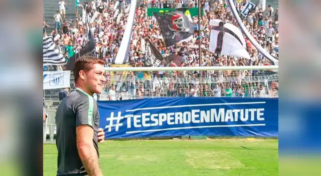 Walter Ibáñez observa a la hinchada presente en Matute. Walter Ibáñez observa a la hinchada presente en Matute.
