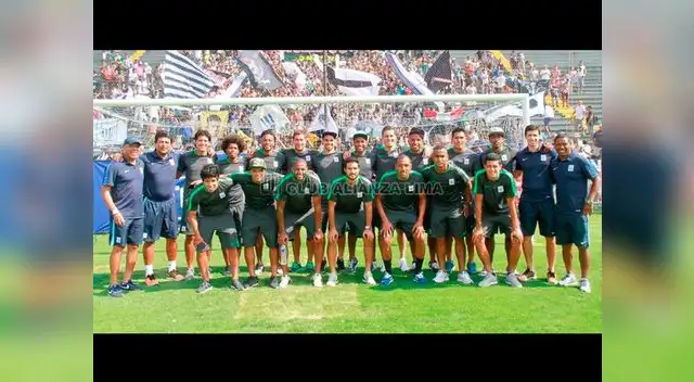El plantel de Alianza Lima se toma la foto de rigor en Matute. El plantel de Alianza Lima se toma la foto de rigor en Matute.