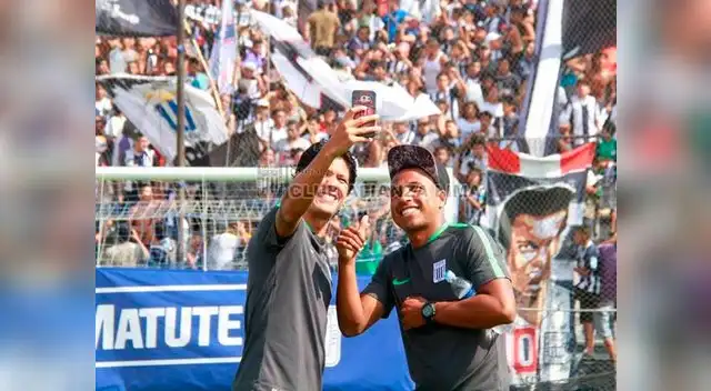 Óscar Vílchez y Josimar Atoche se toman selfie con la hinchada de fondo. Óscar Vílchez y Josimar Atoche se toman selfie con la hinchada de fondo.