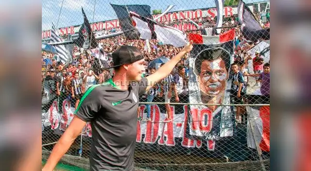 George Forsyth saluda a la hinchada íntima presente para el banderazo. George Forsyth saluda a la hinchada íntima presente para el banderazo.