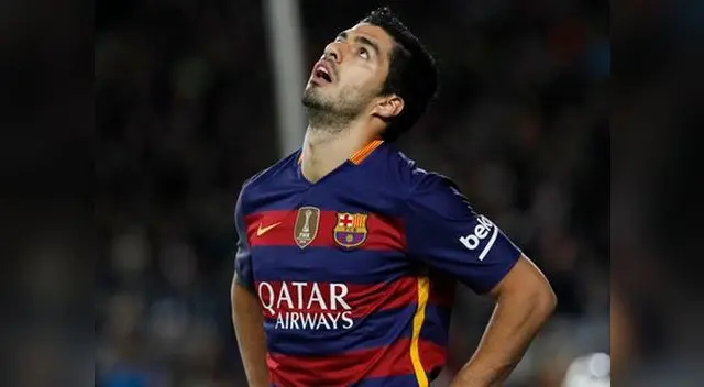 Luis Suárez se lamenta de la ocasión perdida.