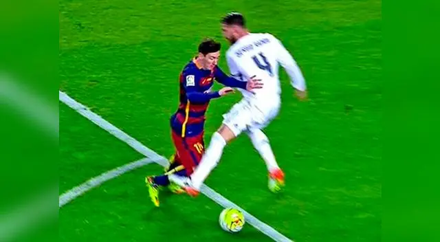 Sergio Ramos derriba a Lionel Messi al borde del área.