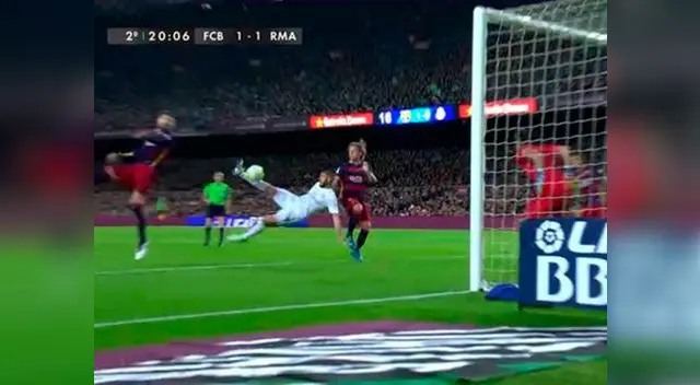 Karim Benzema golpea el balón con una media chalaca para vencer a Bravo.