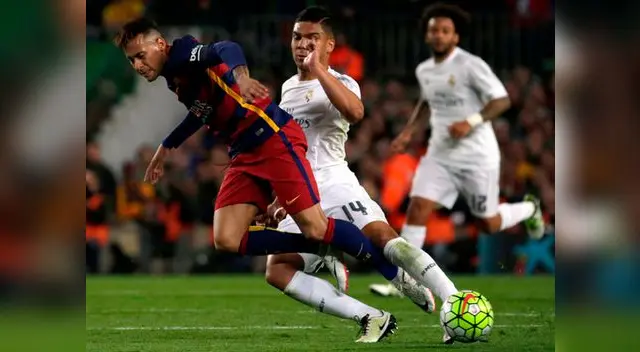 Casemiro impone el rigor de su marca a Neymar. Casemiro impone el rigor de su marca a Neymar.