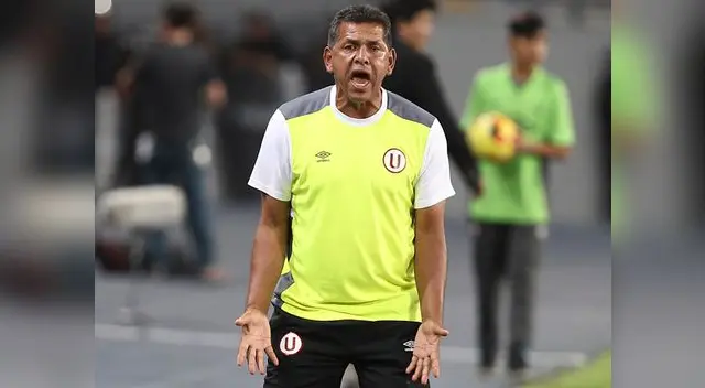 José Luis Carranza da órdenes en la zona técnica de la "U" en el Nacional.