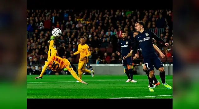 Lionel Messi remata de chalaca ante la mirada de los jugadores del Atlético.