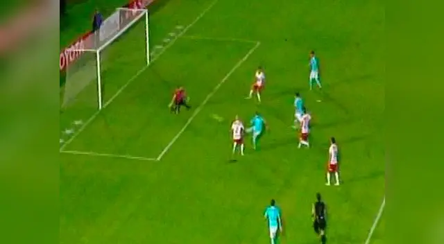 Santiago Silva supera a su marcador y saca el remate que vencerá a Díaz. Santiago Silva supera a su marcador y saca el remate que vencerá a Díaz.