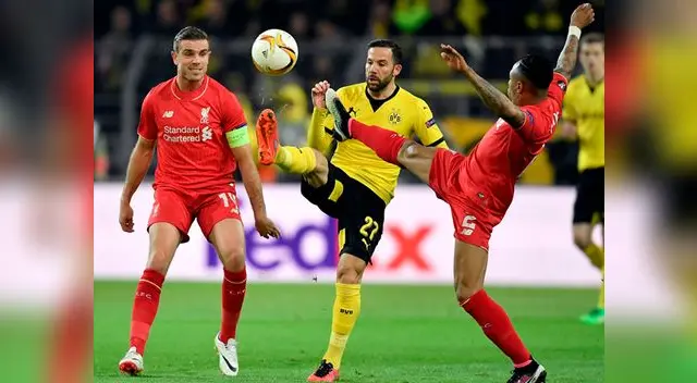 Borussia Dortmund vs. Liverpool: Castro disputa el balón con Clyne. Borussia Dortmund vs. Liverpool: Castro disputa el balón con Clyne.