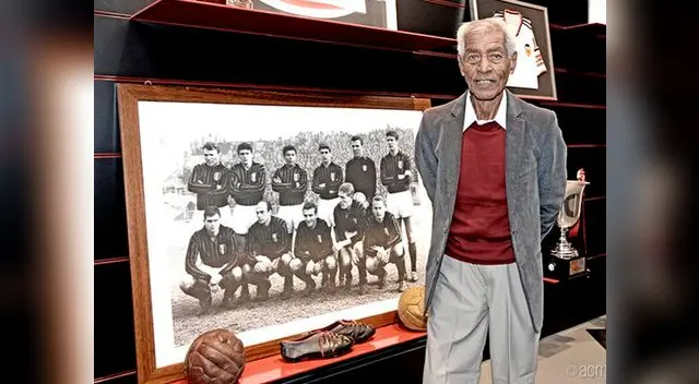 Víctor Benítez junto a la foto de aquel Milan que ganó a Benfica en la final de la Copa de Europa 1963. Víctor Benítez junto a la foto de aquel Milan que ganó a Benfica en la final de la Copa de Europa 1963.