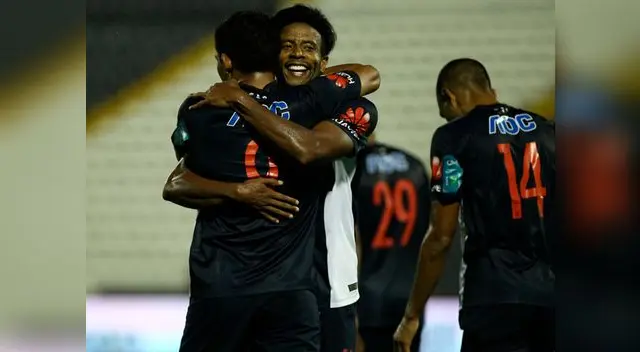 Lionard Pajoy y Andy Pando celebran un gol de Alianza Lima en Matute. Lionard Pajoy y Andy Pando celebran un gol de Alianza Lima en Matute.