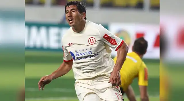 Johan Fano celebra un gol con la "U" a Vasco da Gama en la Copa Sudamericana 2011.