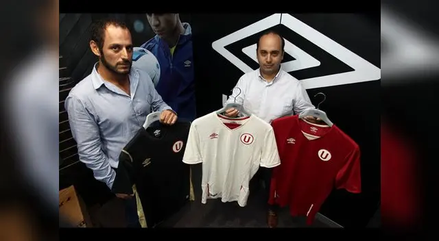 Encargados de Umbro posan con las camisetas de la "U" 2016. Encargados de Umbro posan con las camisetas de la "U" 2016.